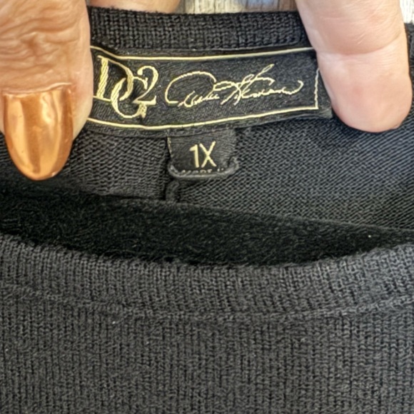 DG2 Sweater sz 1X w/rousching detail on side. NWOT - Picture 4 of 6